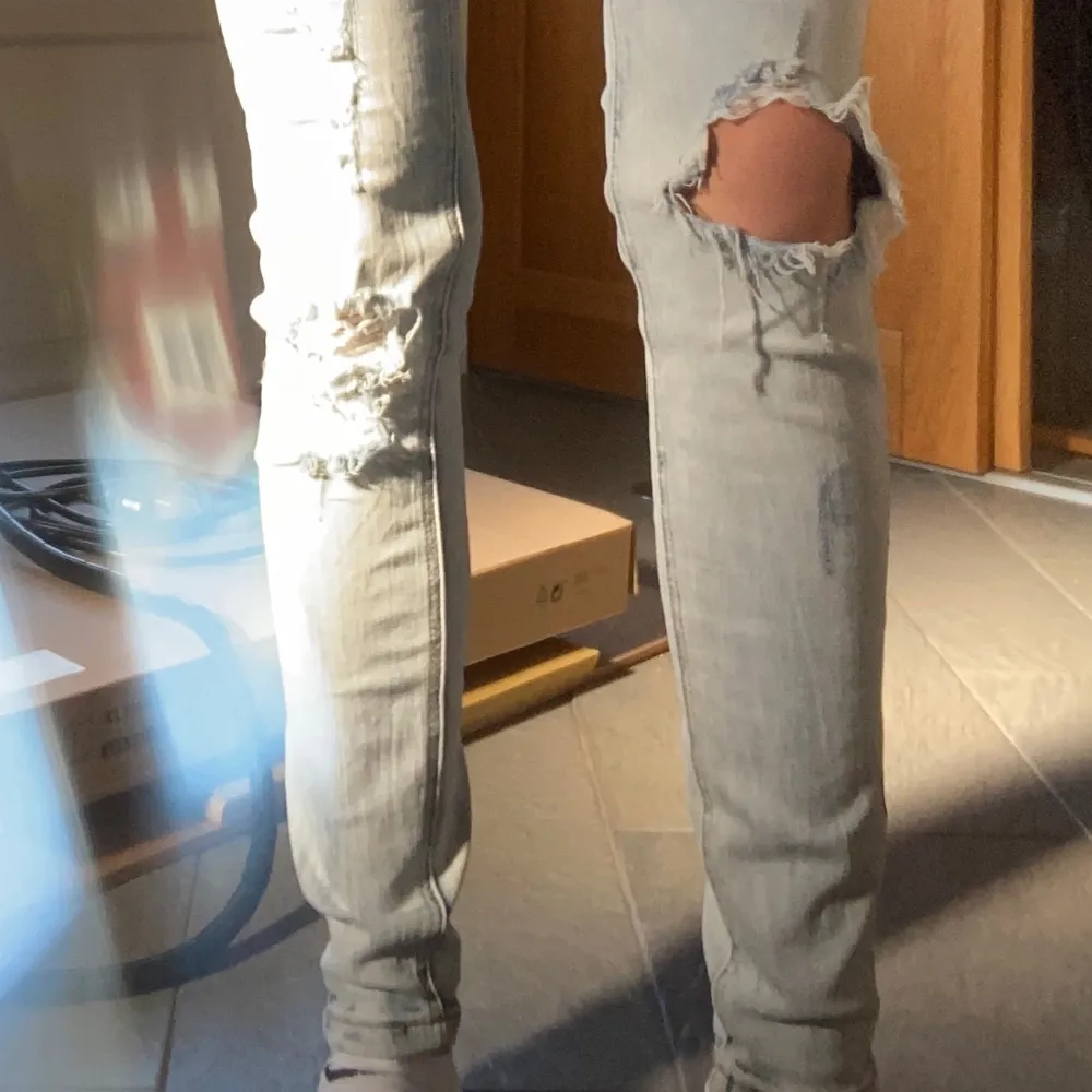 Ljus blåa jeans med bra stretch och fin passform i syl 34/36. Inget speciellt brand så säljer dem för 50kr . Jeans & Byxor.