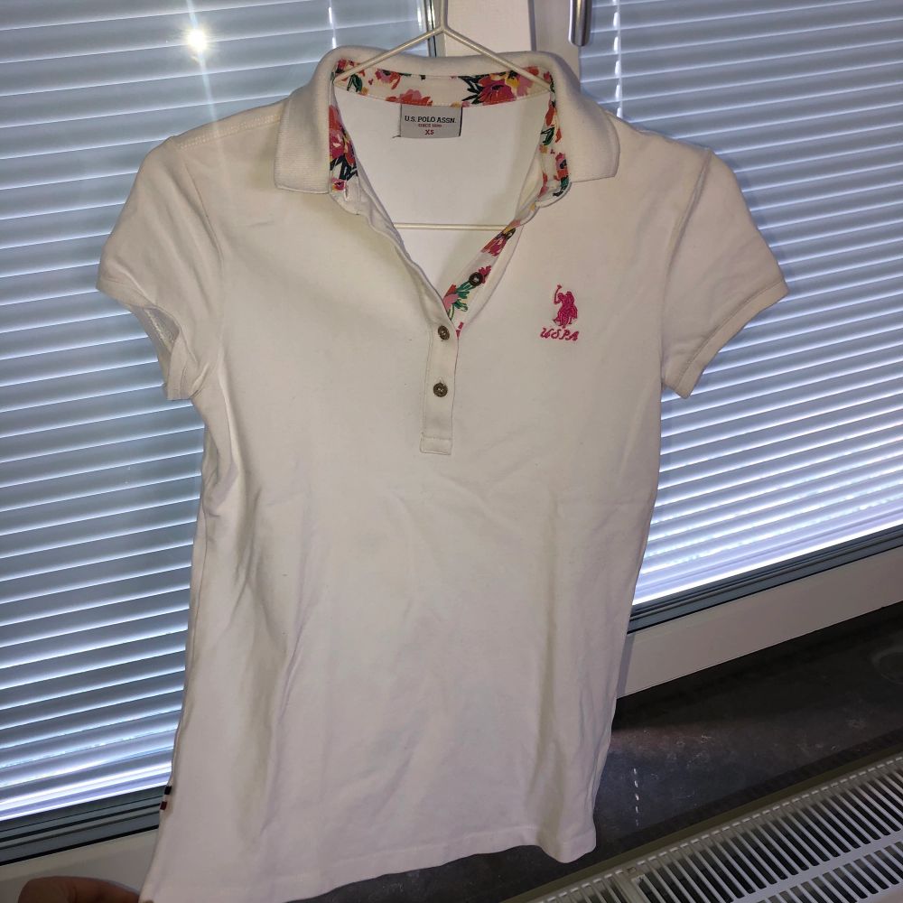Ralph lauren piké tröja köpt i Ralph lauren butik i storlek XS. Använd endast 1 gång. Säljs för 180 + frakt.. T-shirts.