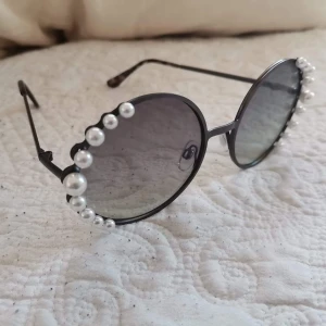 Pärl glasögon  - Coola. Men inte min stil. Du står för frakt ☄️