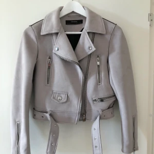 Mockajacka från Zara storlek XS - Supersnygg ljusgrå jacka med mockaeffekt från Zara storlek XS. I princip oanvänd och är därför i mycket bra skick. Frakt tillkommer💕