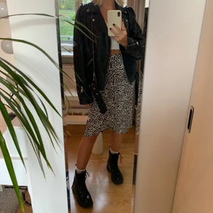 Leopardmönstrad kjol med knytning - Jättefin leopardmönstrad kjol i glansigt tyg, knyts med rosett i sidan