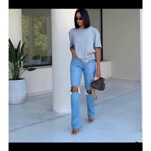 Zara jeans - Säljer mina älskade helt slutsålda jeans från Zara som är i storlek 34 då de helt enkelt blivit för små:/ jag har gjort en slits på de på insidan som bara gör de snyggare o så de får lite mer av ett ”flare”! Högst bud just nu 550kr💖