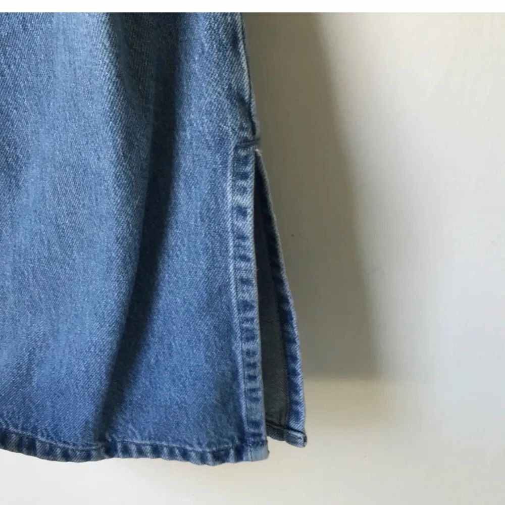 Trendinga vintage inspirerade jeans med en slits på vardera ände, säljes pga att de är för små. Storlek 38, jätte snygga! Priset inklusive frakt . Jeans & Byxor.