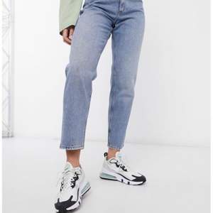 Säljer dessa jeans från monki i modellen Taiki high waist mom jeans. Storlek 24, så gott som nyskick. 