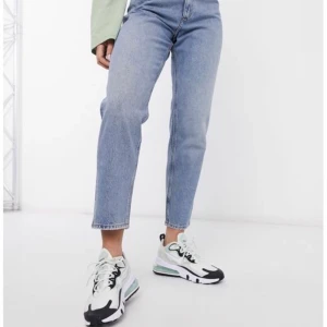Monki jeans Taiki - Säljer dessa jeans från monki i modellen Taiki high waist mom jeans. Storlek 24, så gott som nyskick. 