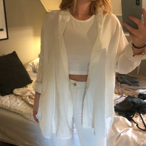 Skjorta - Snygg vit skjorta från Weekday i storlek large. Frakt tillkommer på 22kr :) 