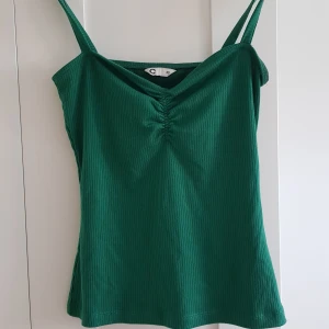 Gulligt grönt linne - Säljer detta urgulliga linnet från Cubus💚 Linnet är endast använd ett fåtal gånger och är i ett mkt bra skick!