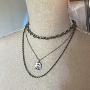 Halsband - 3st halsband/kedjor. 40kr för alla tre, annars 20kr/st.