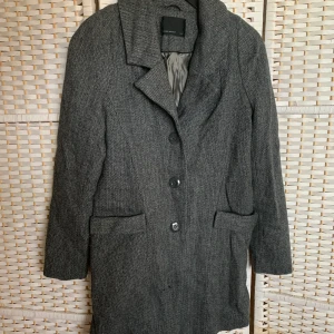 Jacka från Vera Moda - Jacka till höst och vår med fickor från Vers Moda