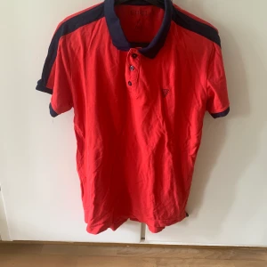 ETIREL pike - Snygg röd piké t-shirt av märket ETIREL 