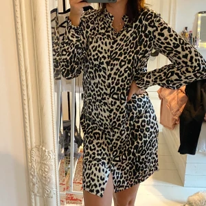 Leoklänning! - Skitsnygg leoklänning som tyvärr inte kommit till användning, en enstaka gång! Mitt pris 150kr ink frakt :) Buda!