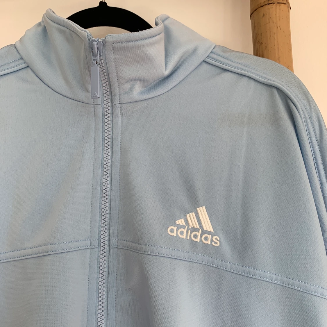 Pastellblå adidaströja