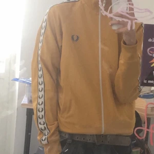 Fred Perry tracktop - Inte särskilt använd och inte använd alls! Föredrar att inte behöva frakta så prioriterar köparna som kan mötas upp! 