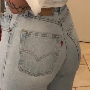 Levi’s jeans - För längd referens så är jag 153 och de blir lite pösigare där nere. Dessa är 28 i waist men sitter som 27. Dessa är lite för tighta på mig därför säljer jag dessa. Buda i kommentarerna. Köparen står för frakt. 💖💖 vinnande bud 320kr BUD AVSLUTAT!