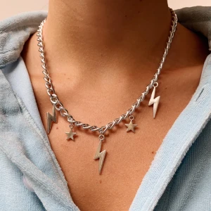 Silver/flash Necklace - Underbart halsband med blandade berlocker, finns endast i begränsat antal. 129kr inklusive frakt ⚡️🌸