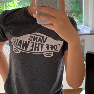 Vans T-shirt  - Säljer denna T-shirt med vans tryck på sig som inte riktigt är min stil. 