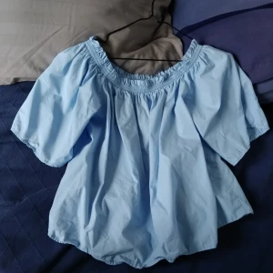 Creamy blue blouse free size  - -free size with elastic shoulder band   -creamy blue   -clean and in good condition   -easy to match   -suitable for formal or informal occasions  pick up or by post.   Buyer will pay the cost of post & pick up is free .   pick up place(Stockholm )  : universitad station / techniska hogskolan station / Danderyd Sjukhus station / Vaxholm centrum / any stop of bus 670