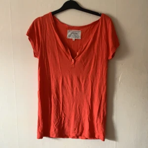 T-shirt från Bik Bok  - Orange t-shirt från Bik Bok