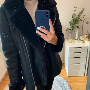 Skinnjacka med foder  - Supersnygg skinnjacka med mjukt foder från Mango, storlek M, nästintill oanvänd, perfekt till hösten!