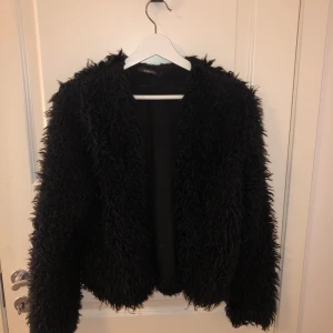 Fluffjacka 🖤 - Päls/fluffjacka från Gina Tricot, jättemysig och lurvig! 🖤 Storlek S men passar nog både en XS & M också! 70kr eller bud! 🦋 Kom PM för frågor! 