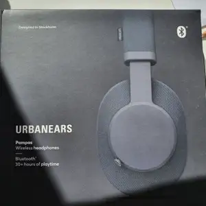 Helt nya bluetoothhörlurar från Urbanears som tyvärr är för stora för mitt huvud. Köptes helt ooöppnade på tradera och har enbart provats en gång