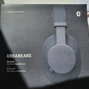 Urbanears Pampas - Helt nya bluetoothhörlurar från Urbanears som tyvärr är för stora för mitt huvud. Köptes helt ooöppnade på tradera och har enbart provats en gång
