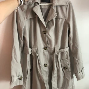 Trenchcoat  - Sparsamt använd. Bra kvalite. Snygg passform. 