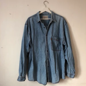Vintage skjorta från Levis - Sparsamt använd och i gott skick. Storlek XL.