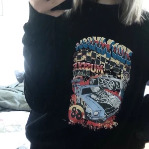Sweatshirt  - (HÄLFTEN AV PENGARNA GÅR TILL CANCERFONDEN pga att jag vill va med och stötta detta så om du också vill det..) En sweatshirt köpt ifrån Shein. Skit snygg men kommer tyvärr inte till användning. Den är en M men sitter som en S. Säljs för 180 då frakten ingår i priset. 