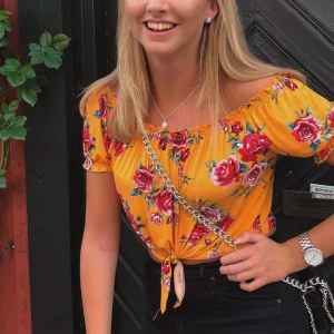 Crop top  - Använd ett fåtal gånger så tröjan är i princip som ny! 🤩