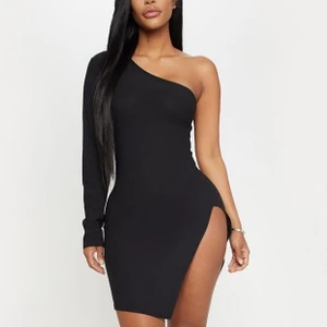 PLT Shape Klänning - One shoulder klänning med slits från PrettyLittleThing Shape. Oanvänd med lapparna kvar. Köpt för 200:-