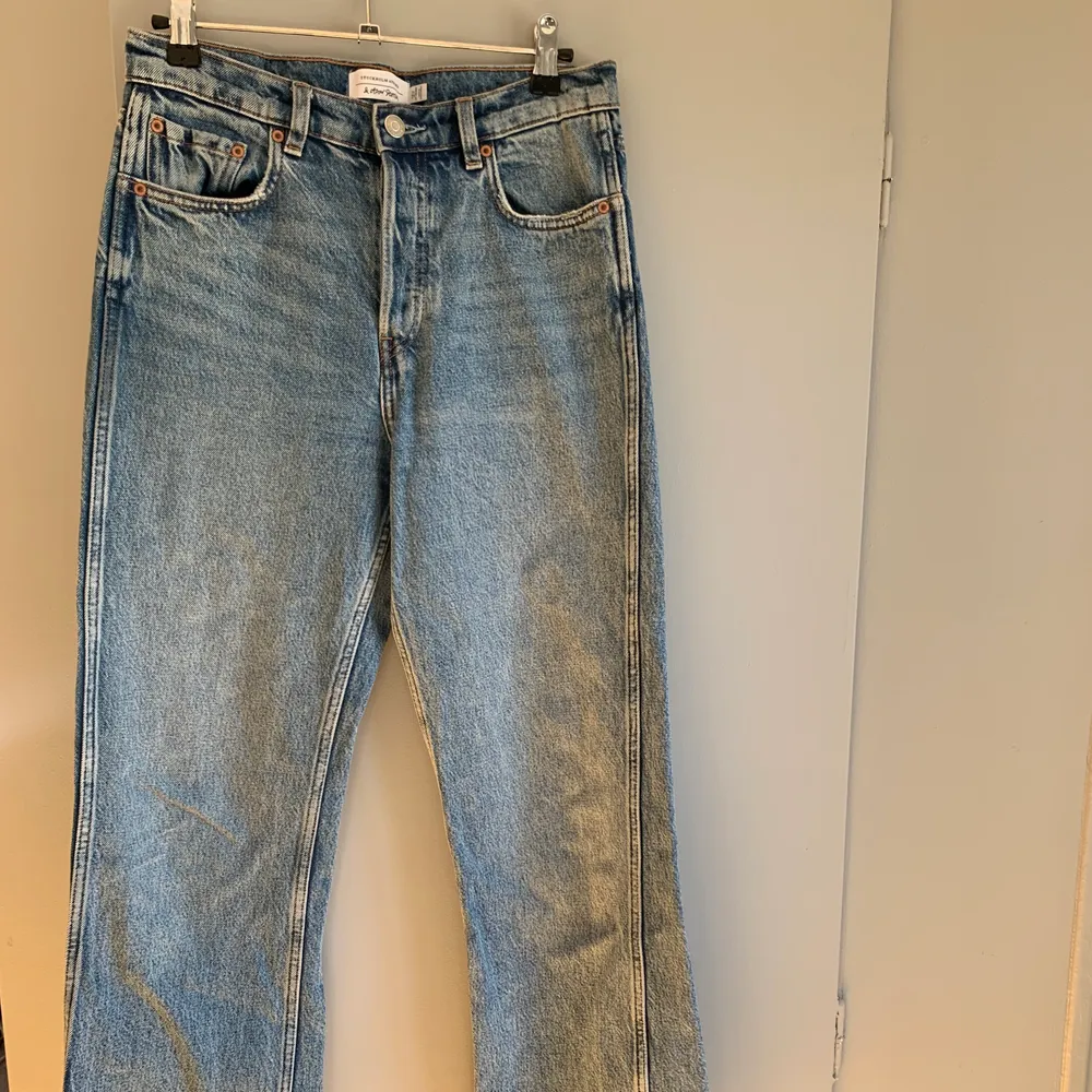 & other Stories jeans i blå tvätt stl 27. Skriv om du önskar fler detaljerade bilder :) . Jeans & Byxor.