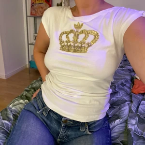 Adidas T-shirt - Jättesjuk T-shirt från Adidas med guldiga märke. Storlek 38 men skulle säga att det är en 36a💖