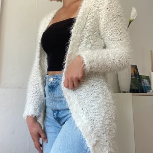 Vit kofta - Jättefin vit kofta som i princip aldrig använts därav i toppskick! Passar perfekt nu när hösten och vintern närmar sig. Hör av er om ni är intresserade eller har några frågor🌸