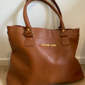 Brun väska MICHAEL KORS - Snygg Michael kors väska. Denna väskan är INTE ÄKTA!!!! därav priset. stor rymlig snygg