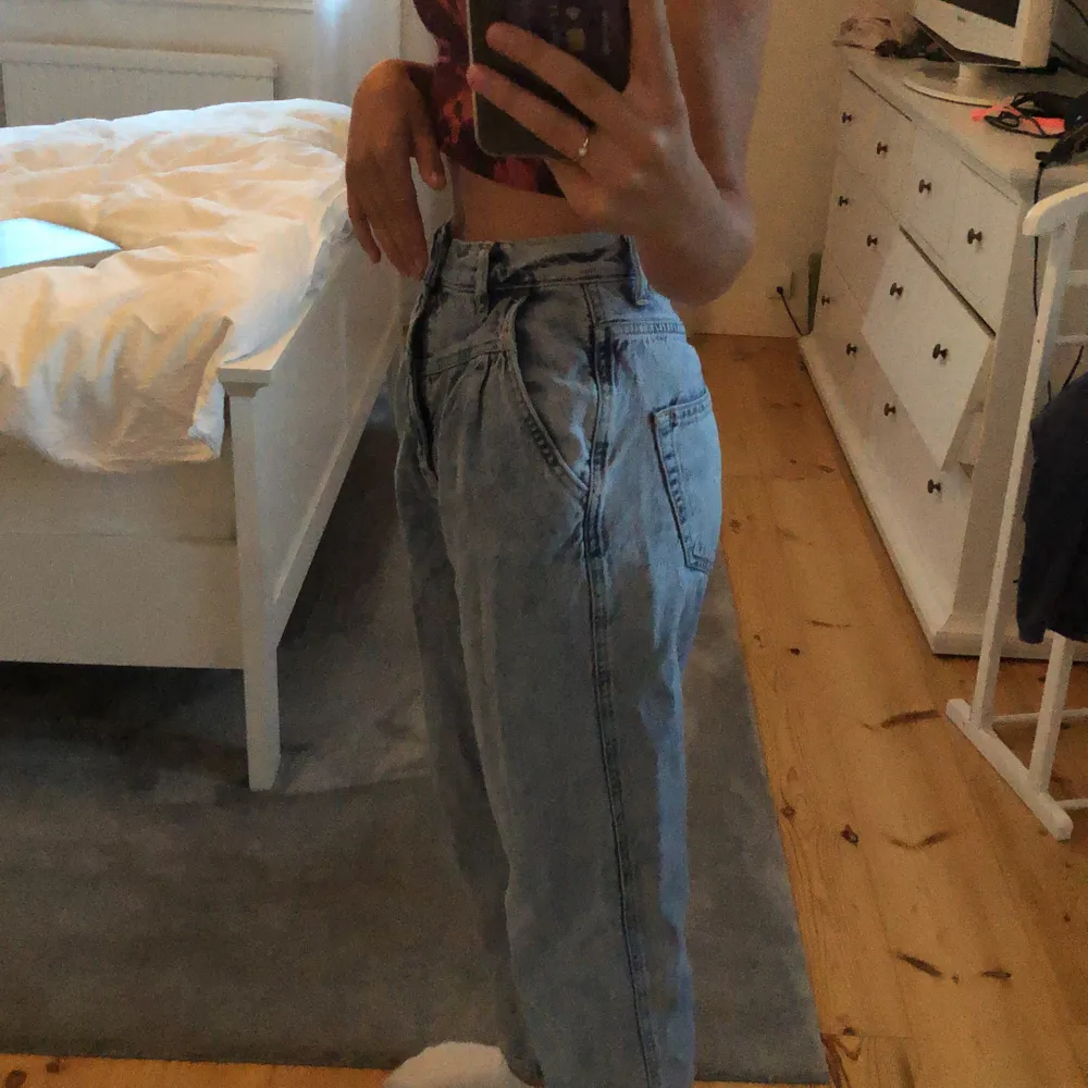 Dua Lipa x Pepe Jeans. Andvänt kanske 1 gång så i väldigt bra skicka. Passar bra på mig som är XS/S! Nypris ca 799kr. Jeans & Byxor.