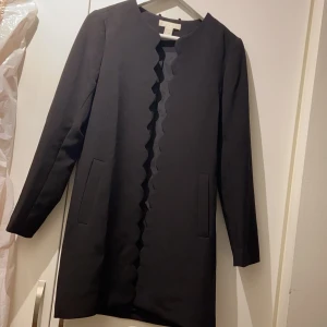 Kappa - Jättefin rak kappa från H&M. Den är i storlek 34 men passar även 36. Köparen står för frakt alt. möts upp i Linköping. 💖💜