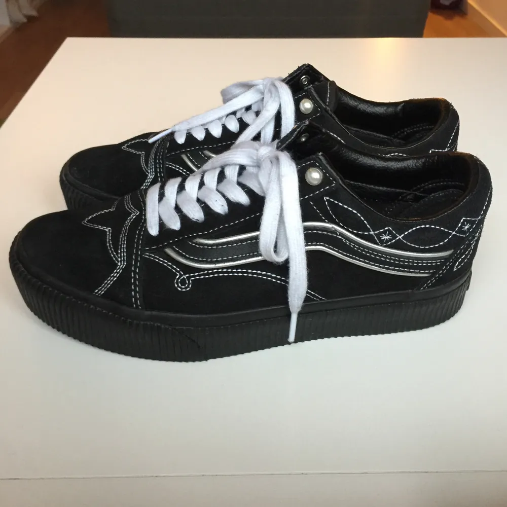 Säljer mina VANS pearly punk i svart då de är något förstora för mig, har normalt 39 på vans så dessa något stor i storleken. Slutsålda på hemsidan!! Endast använd en gång. Köpta för 900kr. Originalkartong medföljer givetvis! ✨. Skor.