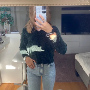 Stickad tröja  - Mörkgrön stickad tröja ifrån Vero Moda! Storlek S, säljer då tröjan inte kommer till användning längre, den är inprincip oanvänd ! och i ett supermjukt material🥰 Köparen står för frakten men kan även mötas upp i karlstad !❣️  Skriv för mer info och mer bilder❣️