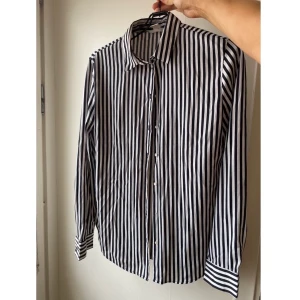 Randig skjorta svart vit  - Kan frakta!