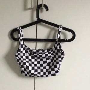 Bershka croptop  - Fin crop top från bershka, använd fåtal gånger!! Strl s😁 60 kr frakt
