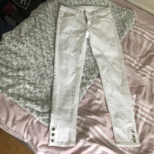 Vita byxor  - Snyggq oandvända byxor från Kappahl 