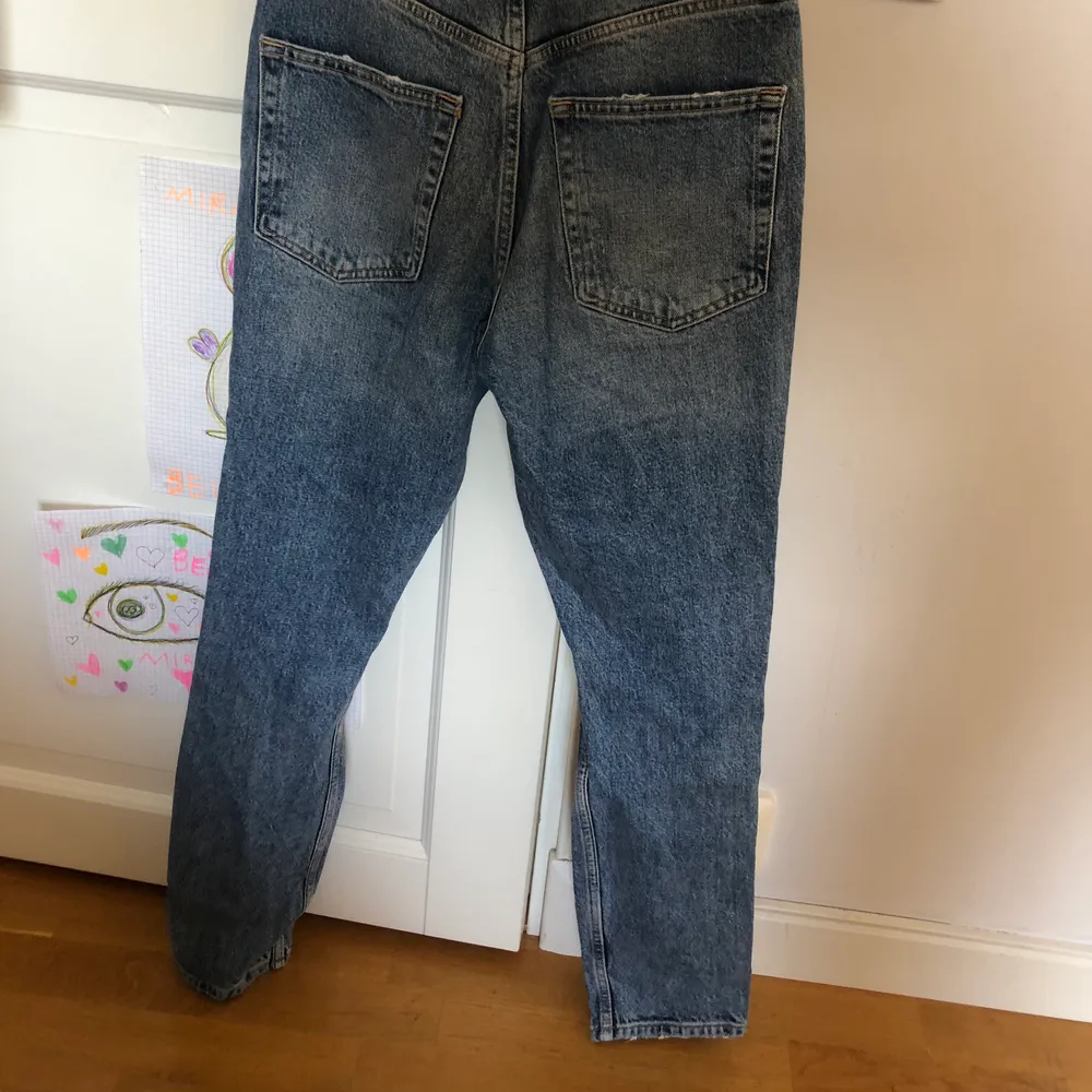 Mom jeans från Gina Tricot. Får tyvärr inte på mig de längre men har använt ganska väl tidigare. Fortfarande bra skick 9/10. Älskar hur de sitter och längden är perfekt på mig som är 168cm. . Jeans & Byxor.