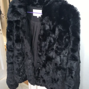 Vila jacka  - Säljer min jacka från vilka knappt använd storlek 38. Den är lite kortare i modellen. ( priset kan diskuteras )