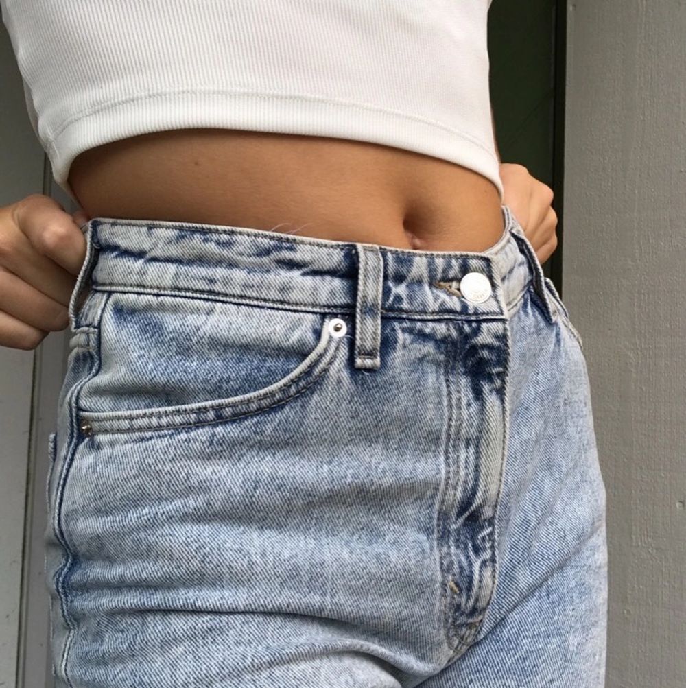 Super fina vida jeans från monki i modellen yoko, använda max 5 gånger, några trådar har gått upp längst ned men inget man tänker på eller som syns, annars i perfekt skick. Säljer då de va lite stora för mig. Jag är 166 och dom går över hälarna på mig!. Jeans & Byxor.