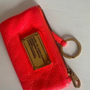 Marc Jacobs Plånbok - Fint skick, utan fläckar och dragkedjan funkar som den ska.