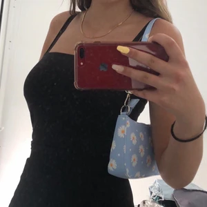 Blommig axelbandsväska  - Blå blommig axelbandsväska. Köparen står för frakten. Buda i kommentarerna :)