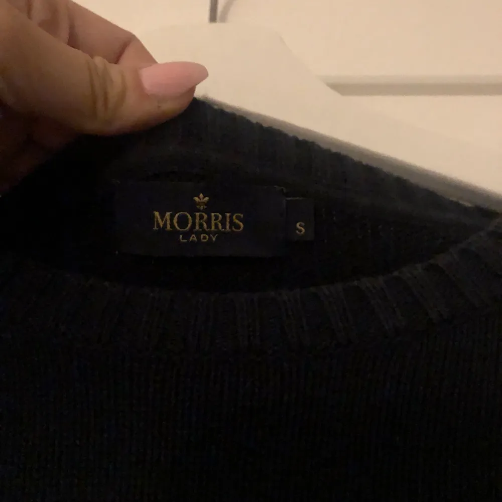 Jättemysig stickad tröja från Morris i storlek Small. Säljer då den inte riktigt kommit till användning på ett tag. Frakt kan eventuellt förekomma💞💞. Stickat.