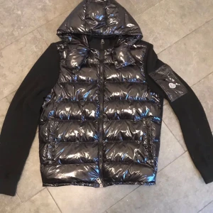 Moncler jacka - Säljer min Moncler höst/vår jacka Storlek 3=M Sparsamt använd Pris kan diskuteras vid snabb affär. Vill du ha fler bilder? Kontakta mig!