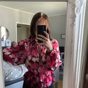 NAKD blus - Blus i storlek 38 från NAKD med fin knytdetalj. 